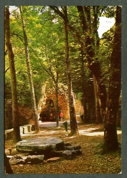 Vista general de la cova i font, a mitjans del segle XX