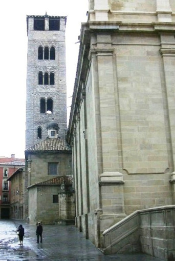 Ft Plaça del Bisbe olive 2_01