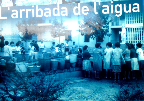 Dones recollin aigua a una Font 