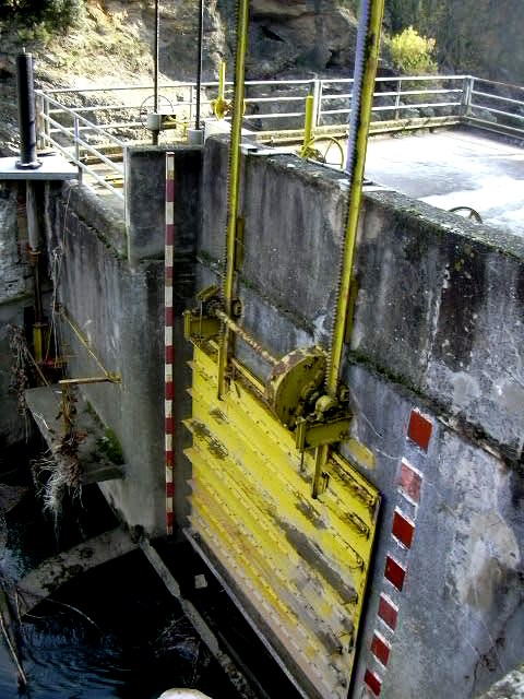 comporta-entrada-aigua-central-electrica