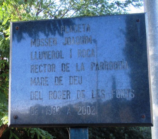 Placeta dedicada a un mossen de la parroquia